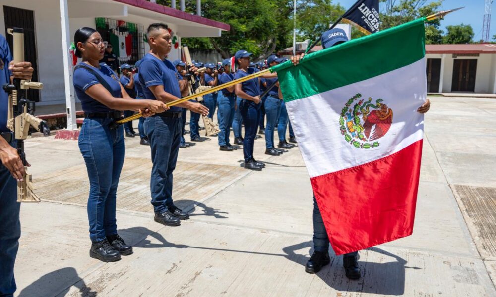 CADETES DE LA SPSC RINDEN HONORES A LOS NIÑOS DE CHAPULTEPEC
