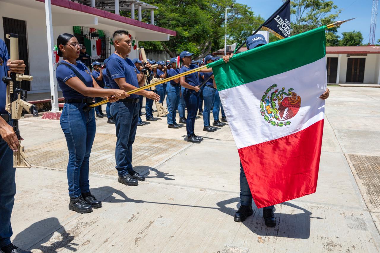 CADETES DE LA SPSC RINDEN HONORES A LOS NIÑOS DE CHAPULTEPEC