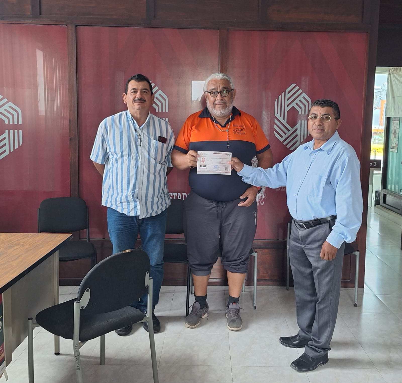 ENTREGA IET TARJETONES CON RESELLO A TAXISTAS DE ESCÁRCEA