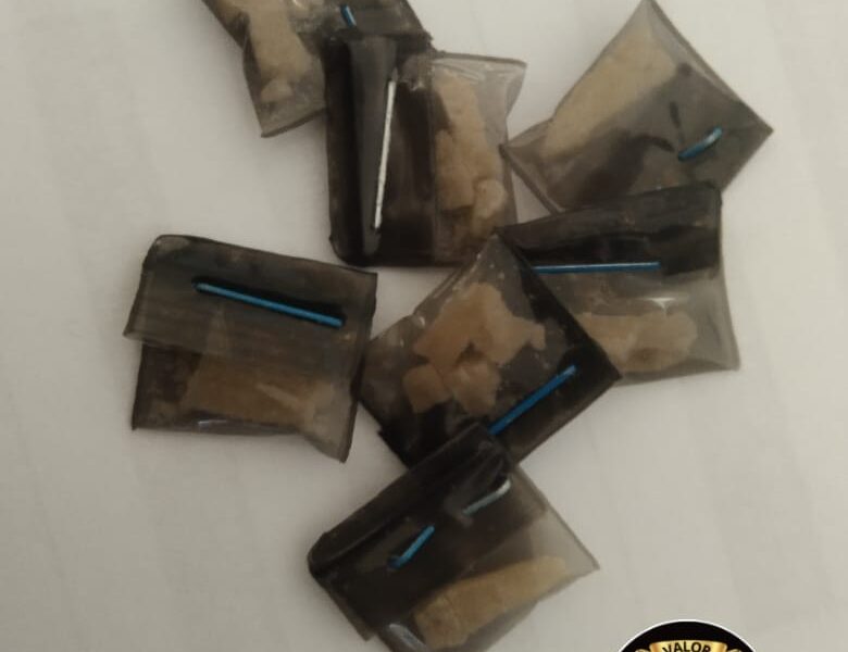 SPSC ASEGURA A SUJETO EN POSESIÓN DE PRESUNTA DROGA EN CARMEN