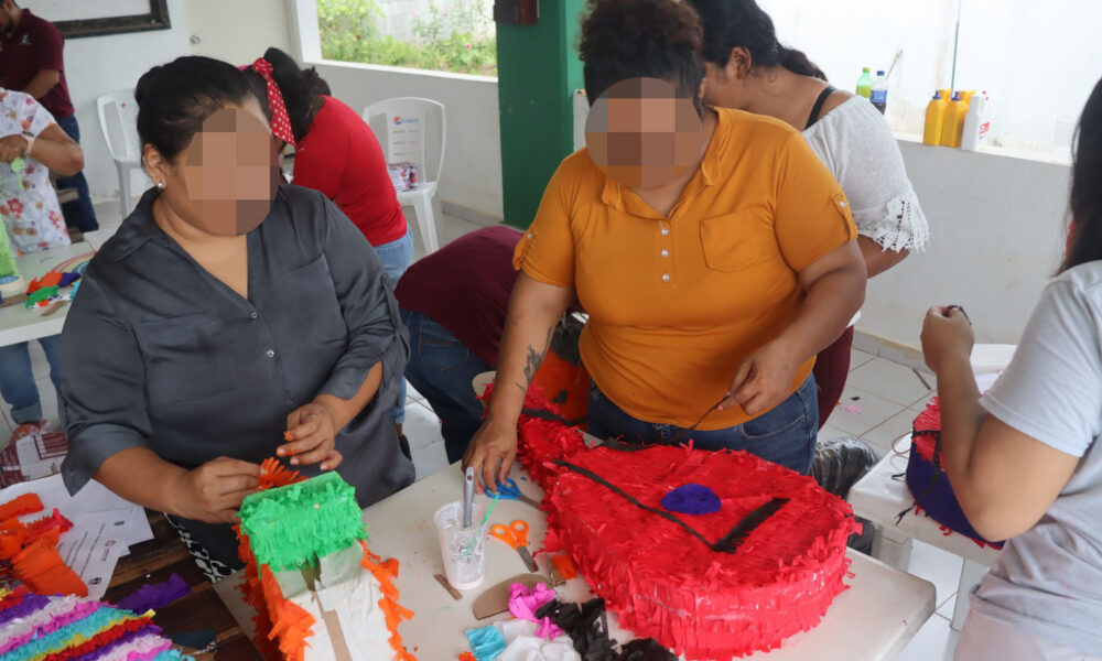 MUJERES PPL DEL CERESO KOBÉN APRENDEN A ELABORAR PIÑATAS 3D