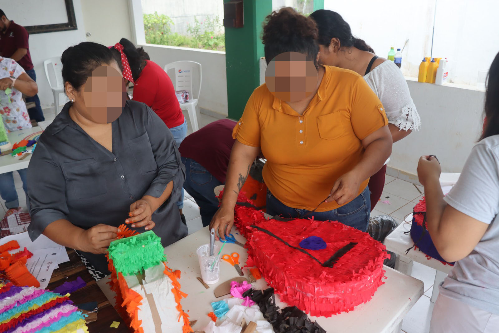 MUJERES PPL DEL CERESO KOBÉN APRENDEN A ELABORAR PIÑATAS 3D