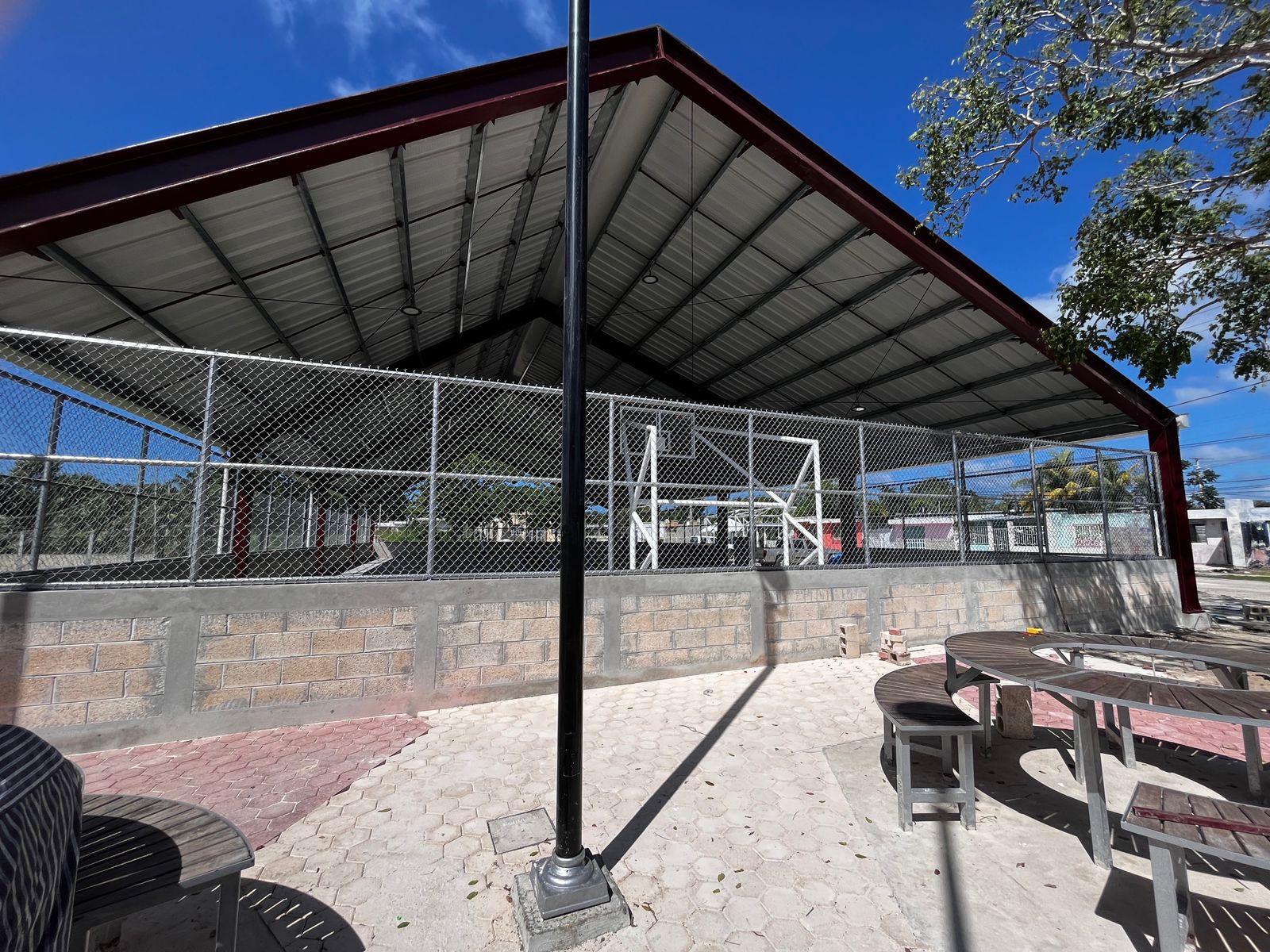 FINALIZA LA CONSTRUCCIÓN DE TECHUMBRE DE CANCHA Y MALLA PERIMETAL EN CAMPO DE FUTBOL DEL PARQUE INFONAVIT EN CHAMPOTÓN