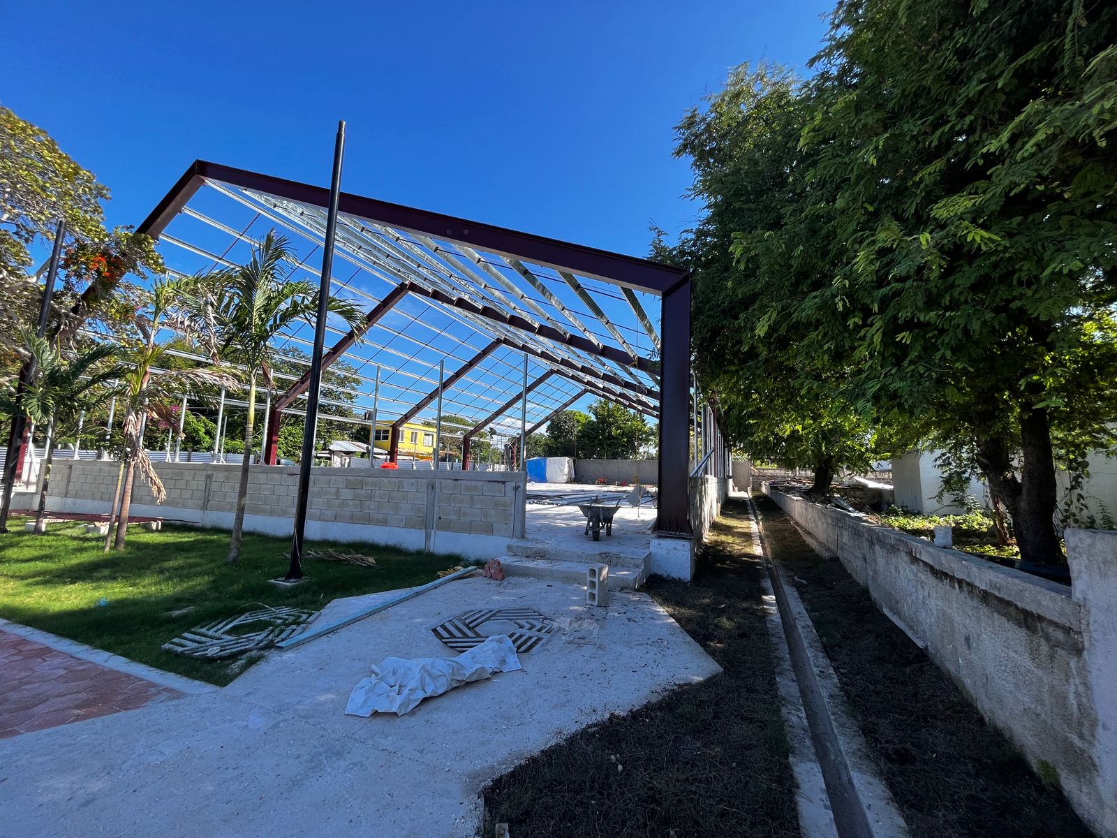 MÁS DEL 75% DE AVANCE EN LA CONSTRUCCIÓN DE CANCHA Y PARQUE EN SABANCUY, CARMEN
