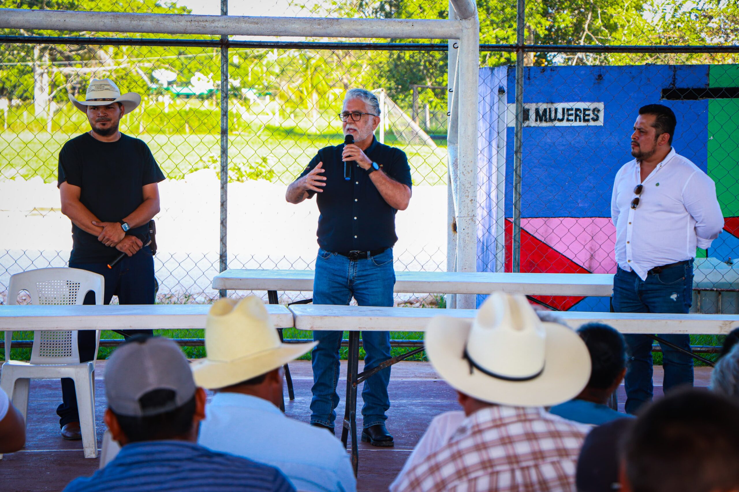 ENTREGA DE PAQUETES AGROPECUARIOS A BAJO COSTO EN AGUACATAL