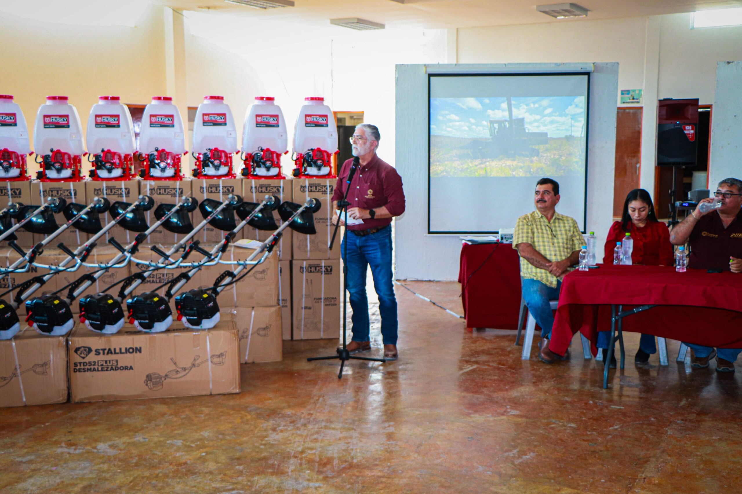 RESPALDO DE LA SDA AL CAMPO DE ESCÁRCEGA; OCHOA PEÑA ENTREGA EQUIPOS A BAJO COSTO