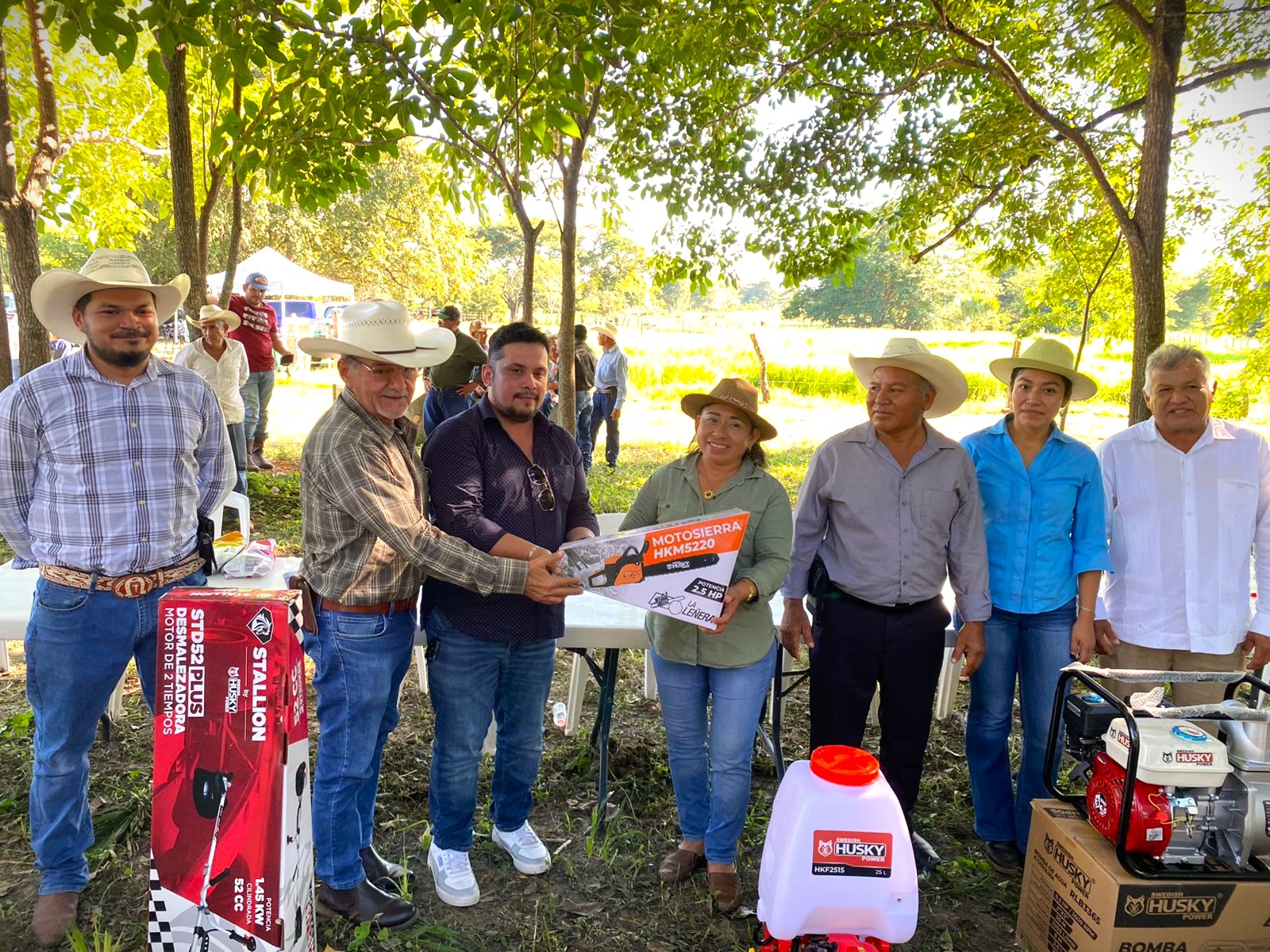 ENTREGA DE INSUMOS APÍCOLAS A PRODUCTORES DE LA REGIÓN DE LOS RÍOS, MUNICIPIO DE CARMEN