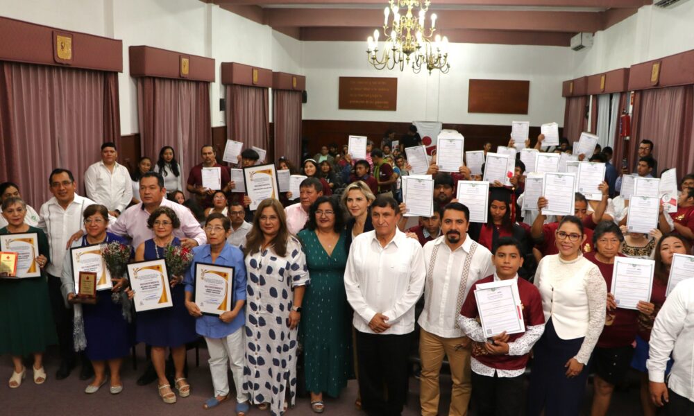 COMBATE AL REZAGO EDUCATIVO PERMANENTE EN EL IEEA, DIRECTOR GENERAL ENTREGA CERTIFICADOS EN CAMPECHE