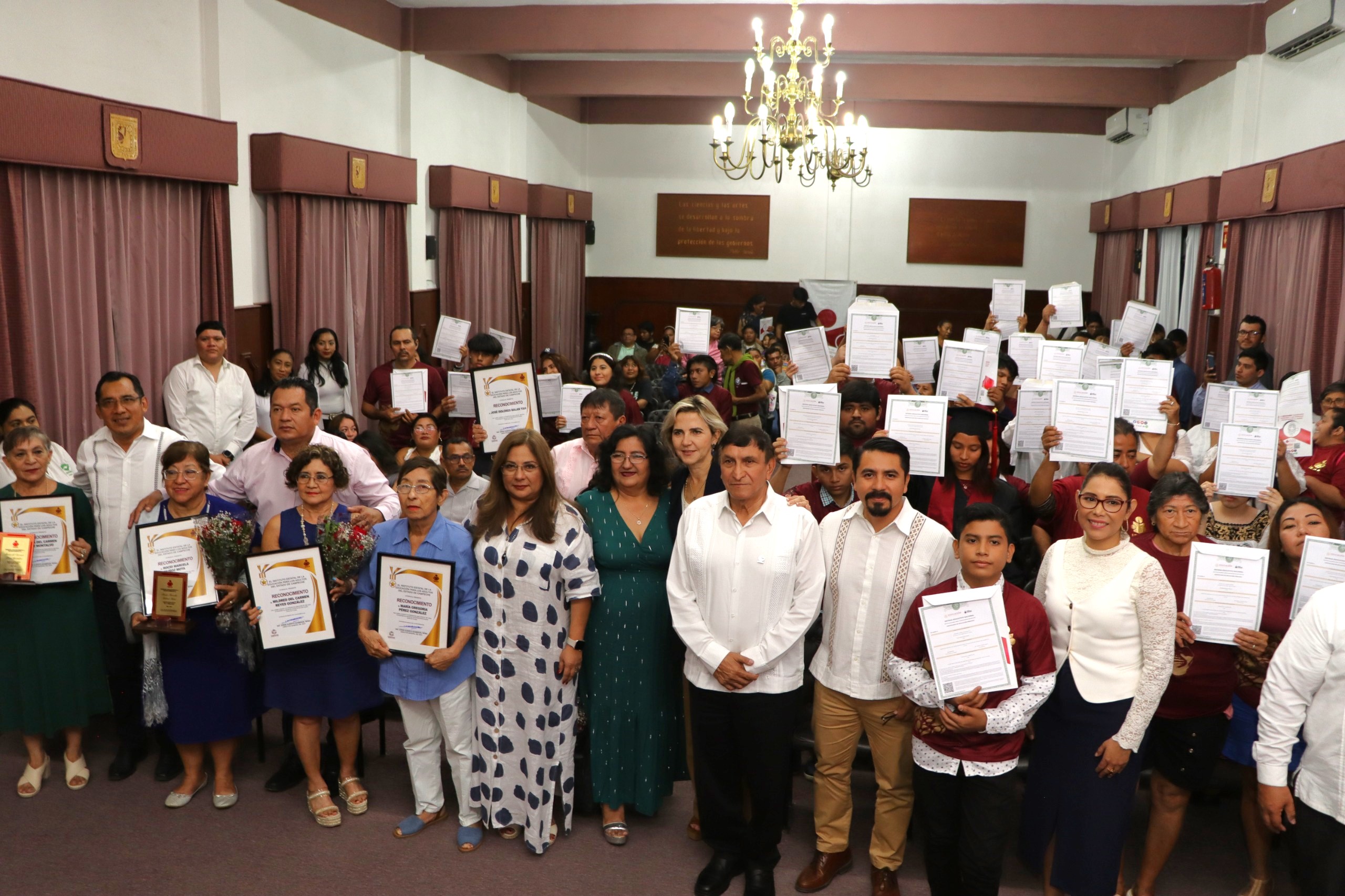 COMBATE AL REZAGO EDUCATIVO PERMANENTE EN EL IEEA, DIRECTOR GENERAL ENTREGA CERTIFICADOS EN CAMPECHE
