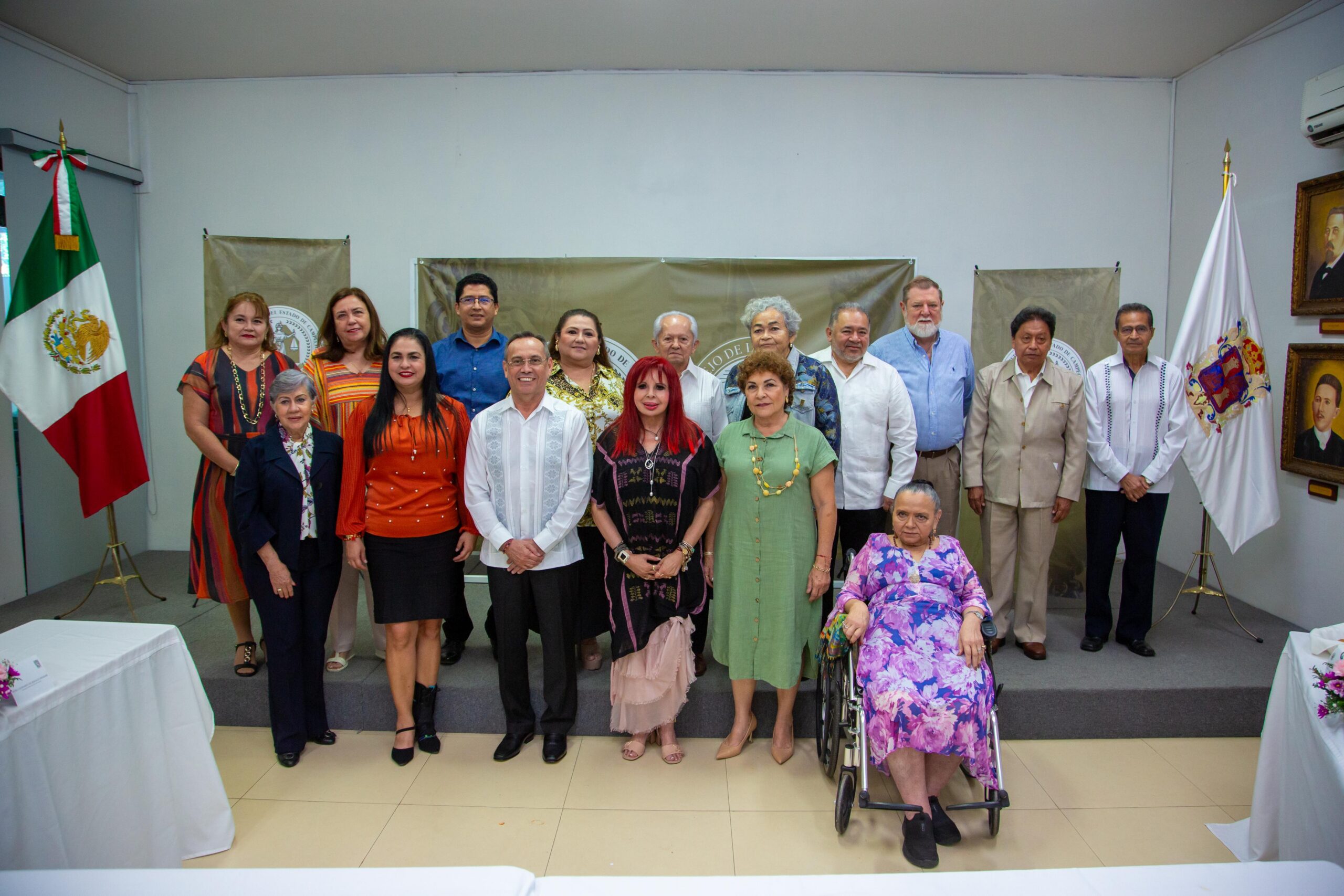 EXTRAORDINARIA REUNIÓN DE LA GOBERNADORA LAYDA SANSORES SAN ROMAN CON MAGISTRADOS ACTIVOS Y EN RETIRO DEL PODER JUDICIAL DEL ESTADO