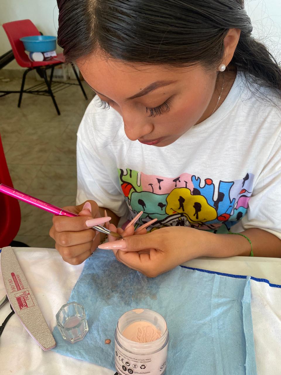 IMPARTICIÓN DEL CURSO DE APLICACIÓN Y DECORACIÓN DE UÑAS ACRILICAS BÁSICO POR EL ICAT ACCIÓN MÓVIL DZIBALCHÉN