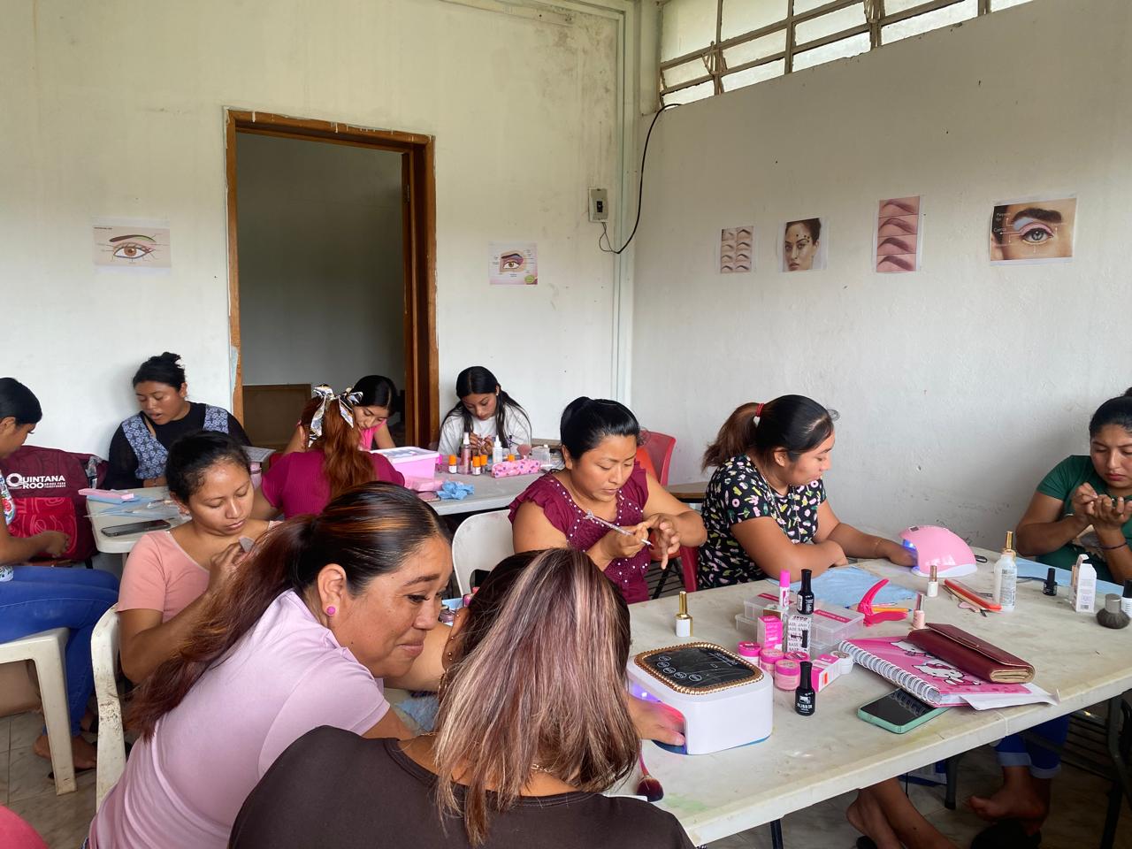 IMPARTICIÓN DEL CURSO DE APLICACIÓN Y DECORACIÓN DE UÑAS ACRILICAS BÁSICO POR EL ICAT ACCIÓN MÓVIL DZIBALCHÉN