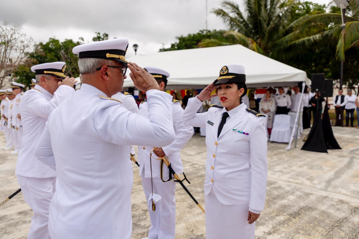 ASISTE LA GOBERNADORA LAYDA SANSORES SAN ROMÁN COMO TESTIGO DE HONOR AL CAMBIO DE MANDO DE LA SÉPTIMA ZONA NAVAL