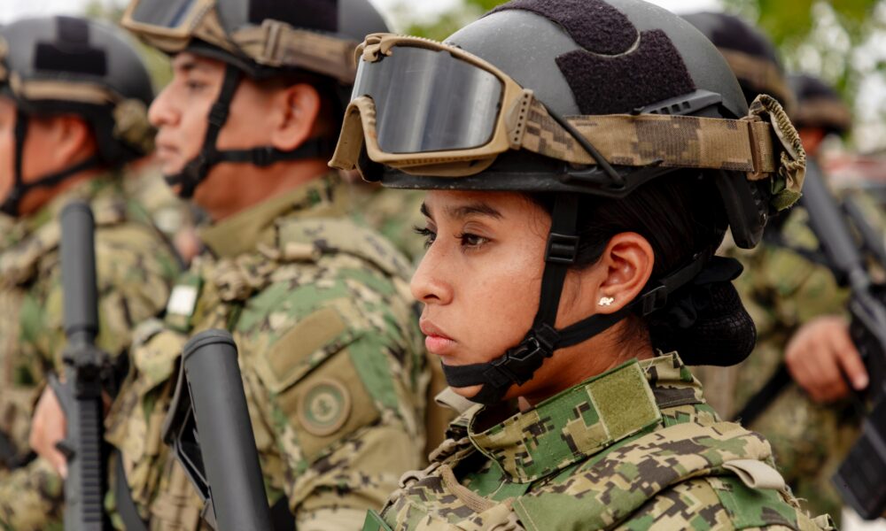 ASISTE LA GOBERNADORA LAYDA SANSORES SAN ROMÁN COMO TESTIGO DE HONOR AL CAMBIO DE MANDO DE LA SÉPTIMA ZONA NAVAL