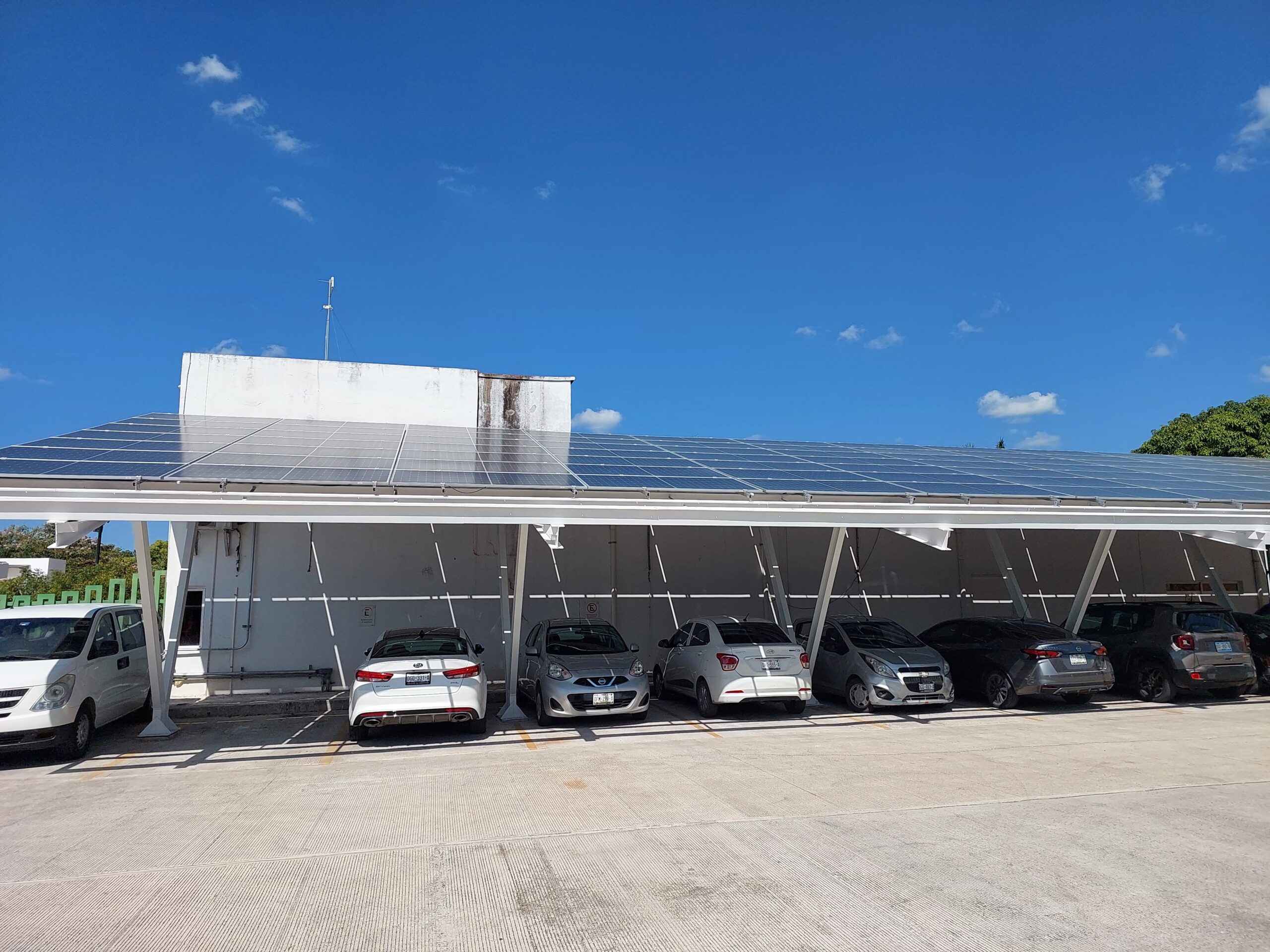 REHABILITAN PANELES SOLARES EN XIMBAL