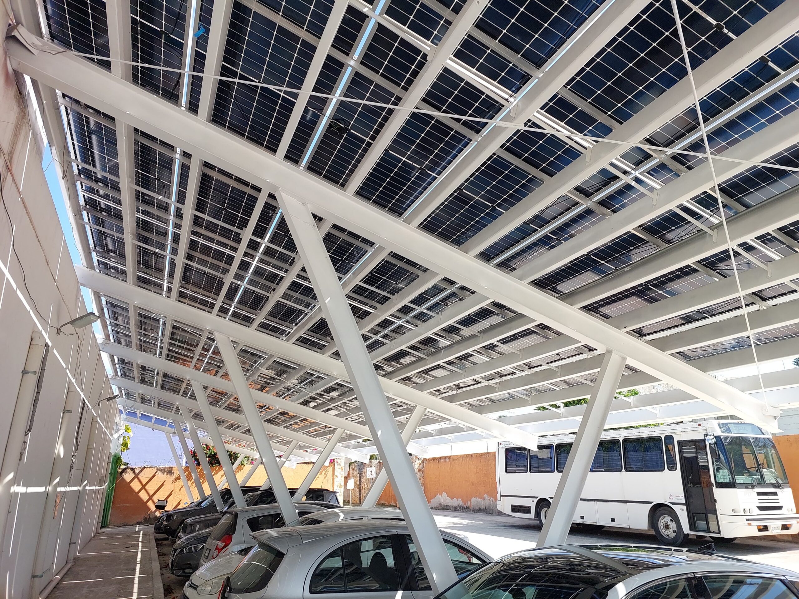 REHABILITAN PANELES SOLARES EN XIMBAL