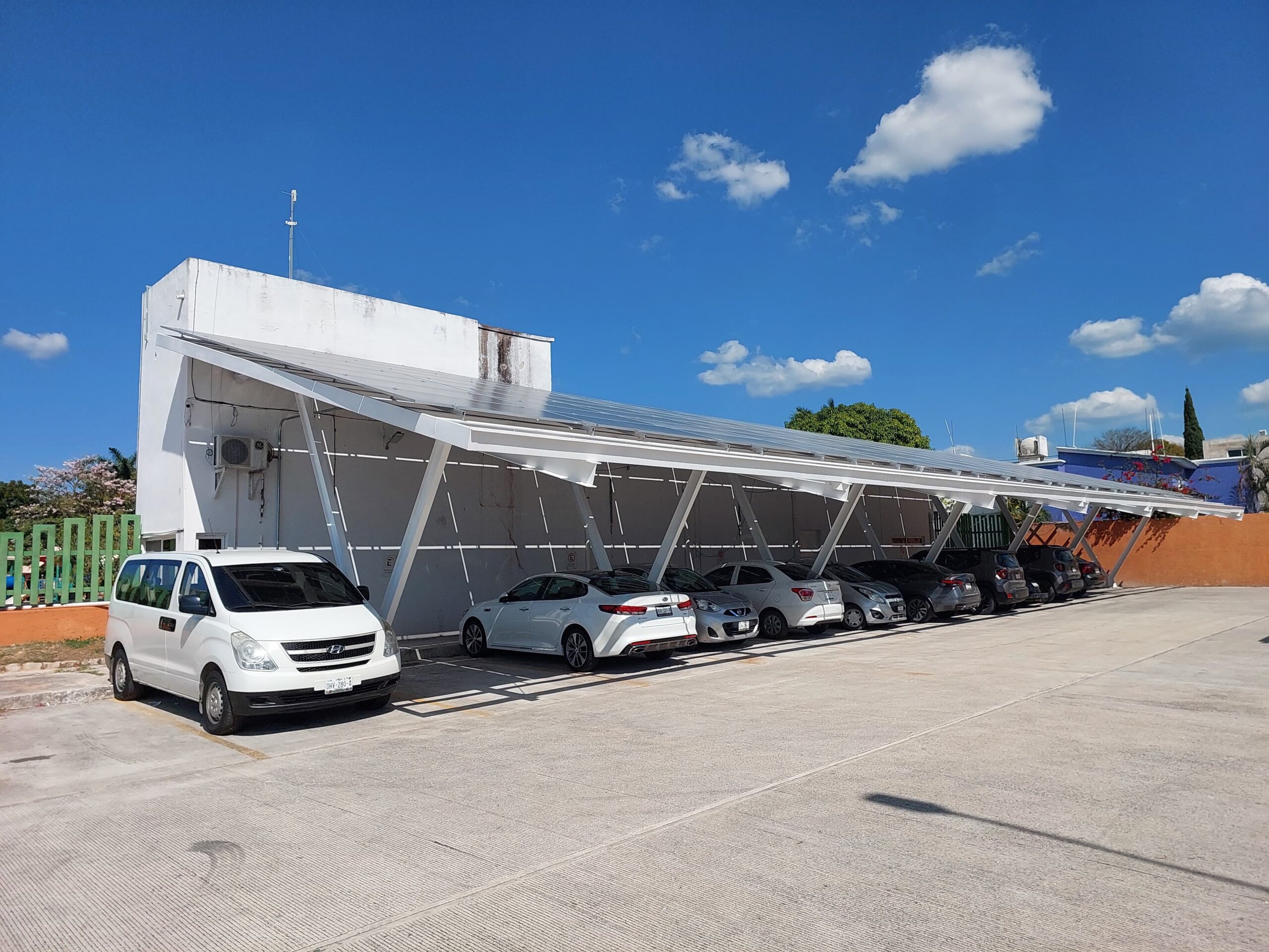 REHABILITAN PANELES SOLARES EN XIMBAL