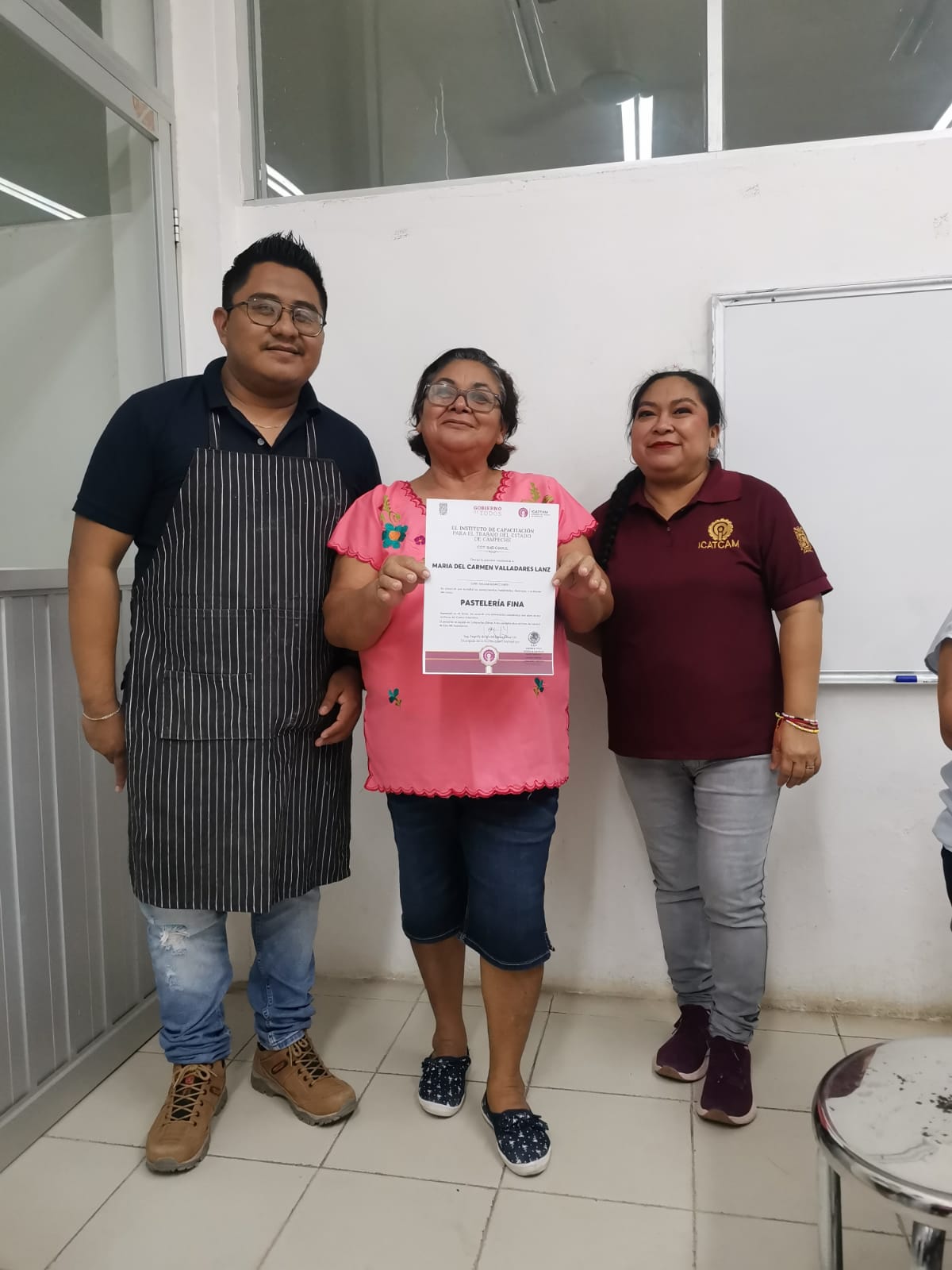 ENTREGA DE CONSTANCIAS EN EL ICAT ACCIÓN MÓVIL SEYBAPLAYA A LAS Y LOS ALUMNOS DE LOS CURSOS DE PASTELERÍA FINA Y WINDOWS E INTERNET