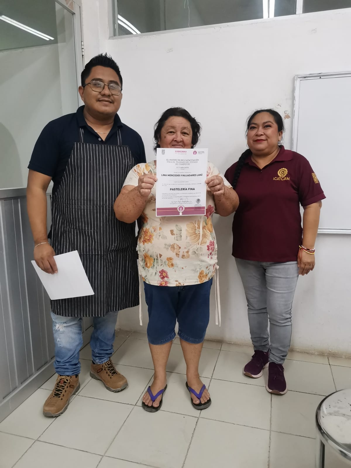 ENTREGA DE CONSTANCIAS EN EL ICAT ACCIÓN MÓVIL SEYBAPLAYA A LAS Y LOS ALUMNOS DE LOS CURSOS DE PASTELERÍA FINA Y WINDOWS E INTERNET