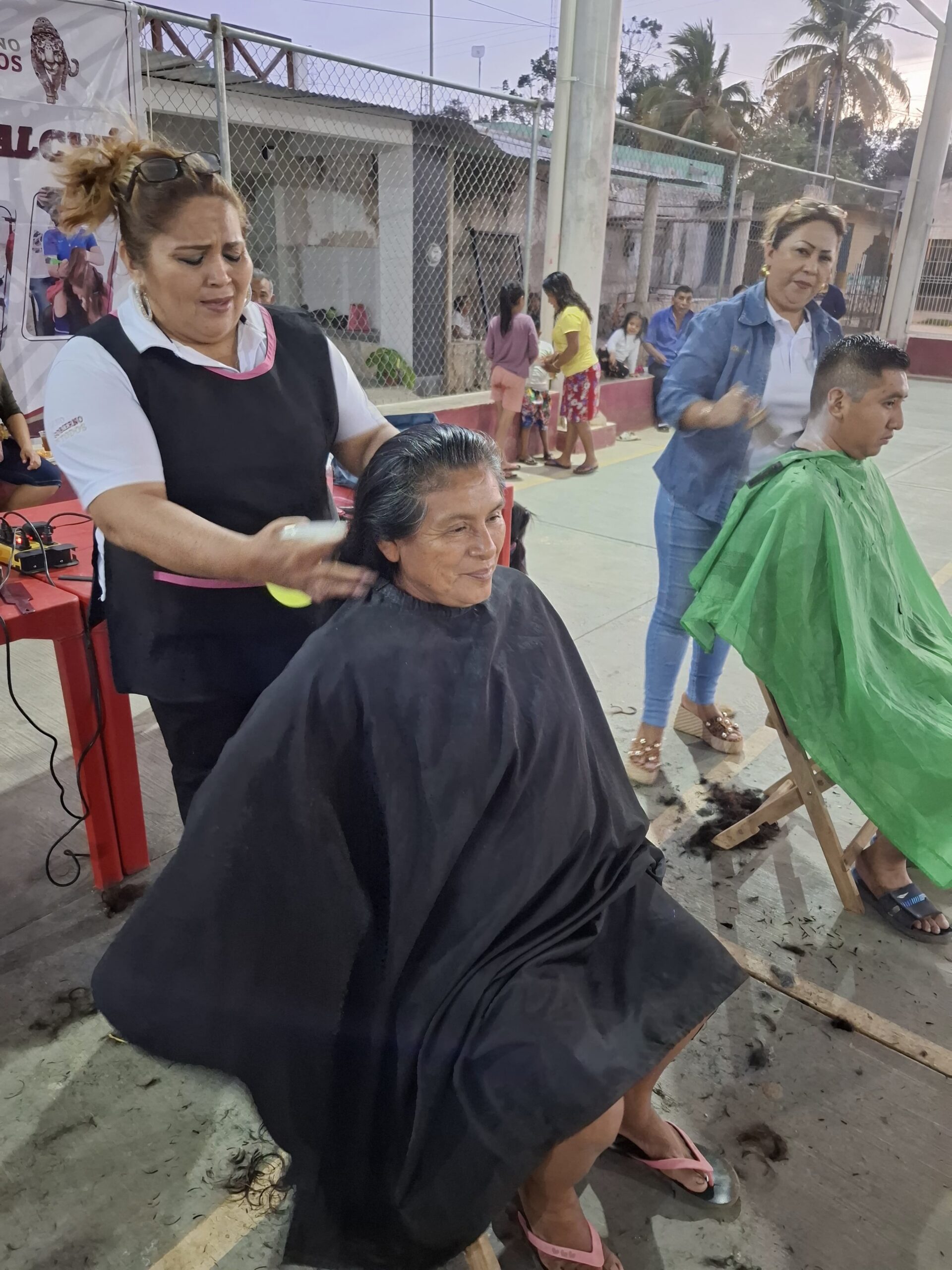 ICAT ACCIÓN MÓVIL DZITBALCHÉ REALIZA SERVICIO DE CORTES DE CABELLO Y JUEGO DE LOTERÍA CAMPECHANA EN SANTA CRUZ PUEBLO