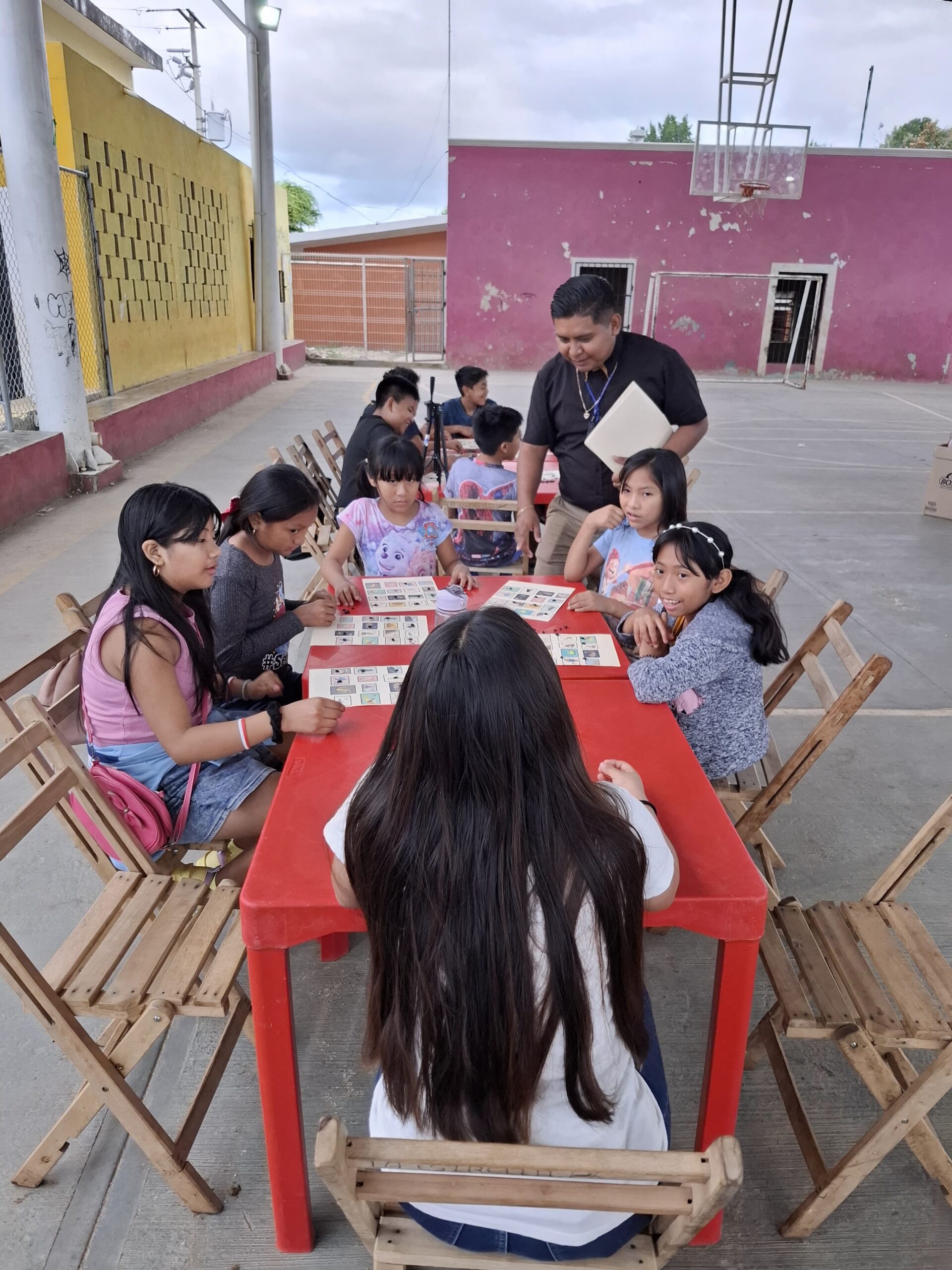 ICAT ACCIÓN MÓVIL DZITBALCHÉ REALIZA SERVICIO DE CORTES DE CABELLO Y JUEGO DE LOTERÍA CAMPECHANA EN SANTA CRUZ PUEBLO