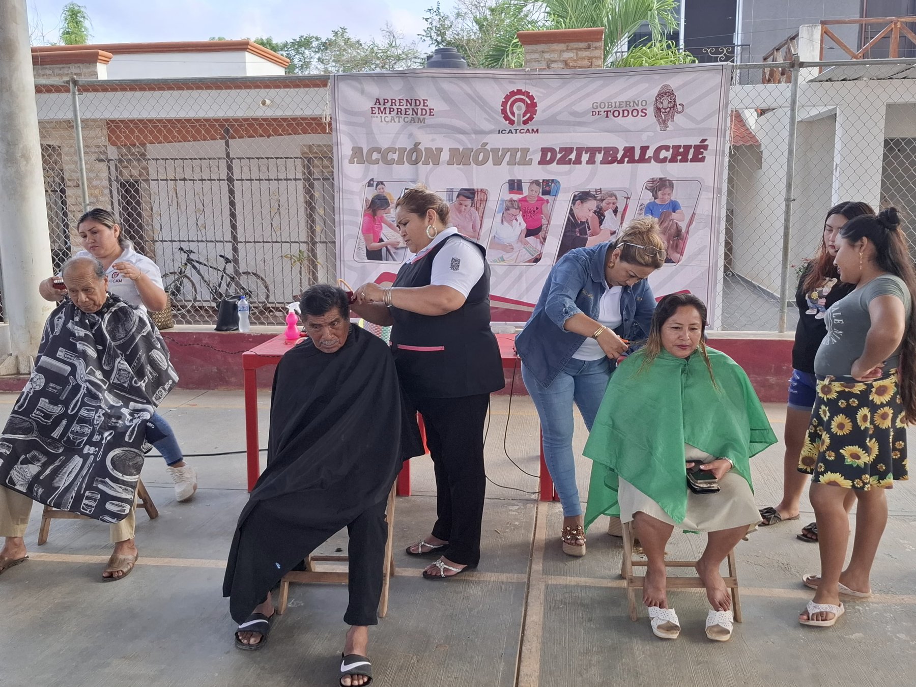 ICAT ACCIÓN MÓVIL DZITBALCHÉ REALIZA SERVICIO DE CORTES DE CABELLO Y JUEGO DE LOTERÍA CAMPECHANA EN SANTA CRUZ PUEBLO