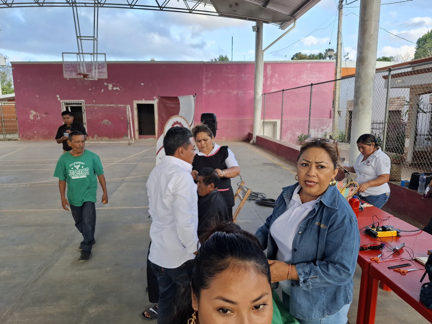 ICAT ACCIÓN MÓVIL DZITBALCHÉ REALIZA SERVICIO DE CORTES DE CABELLO Y JUEGO DE LOTERÍA CAMPECHANA EN SANTA CRUZ PUEBLO