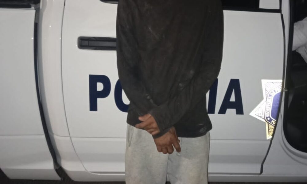 POLICÍA MUNICIPAL DE SEYBAPLAYA ASEGURA A SUJETO EN POSESIÓN DE PRESUNTA DROGA