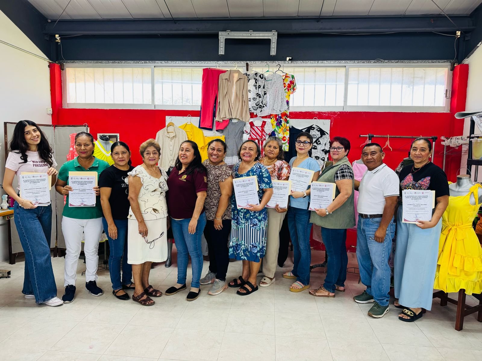ICAT PLANTEL CARMEN REALIZA ENTREGA DE CONSTANCIAS A ALUMNAS QUE FINALIZARON EXITOSAMENTE CURSOS DEL CAMPO FORMATIVO DE VESTIDOS Y TEXTIL