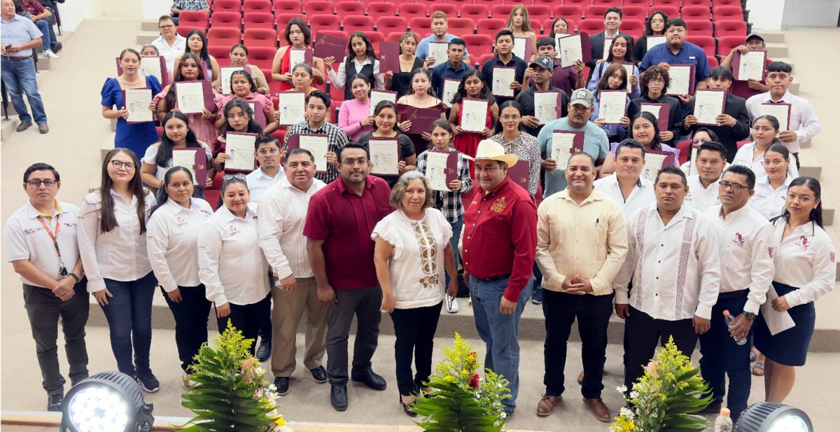 RECIBEN TÍTULOS TÉCNICOS EGRESADOS DEL CECyTEC PLANTEL MIGUEL HIDALGO, CANDELARIA