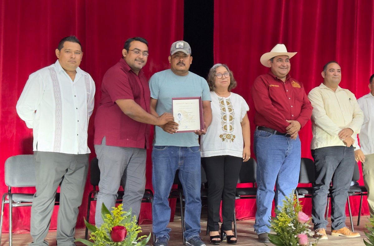 RECIBEN TÍTULOS TÉCNICOS EGRESADOS DEL CECyTEC PLANTEL MIGUEL HIDALGO, CANDELARIA