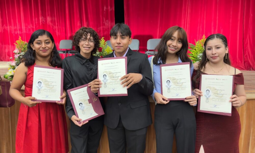 RECIBEN TÍTULOS TÉCNICOS EGRESADOS DEL CECyTEC PLANTEL MIGUEL HIDALGO, CANDELARIA