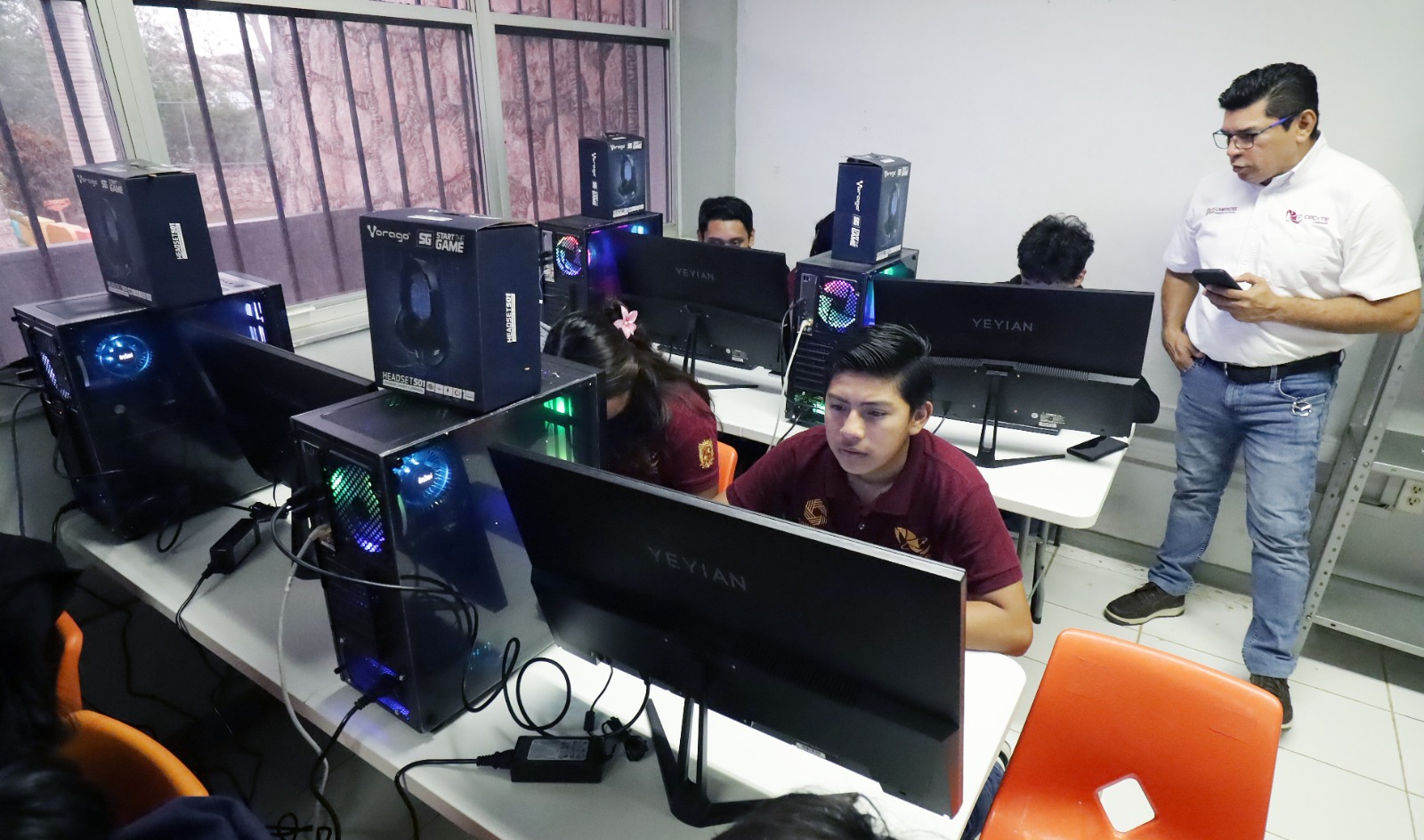 GOBIERNO DE TODOS MODERNIZA EQUIPOS DE CÓMPUTO EN EL CECyTEC PLANTEL HOPELCHÉN