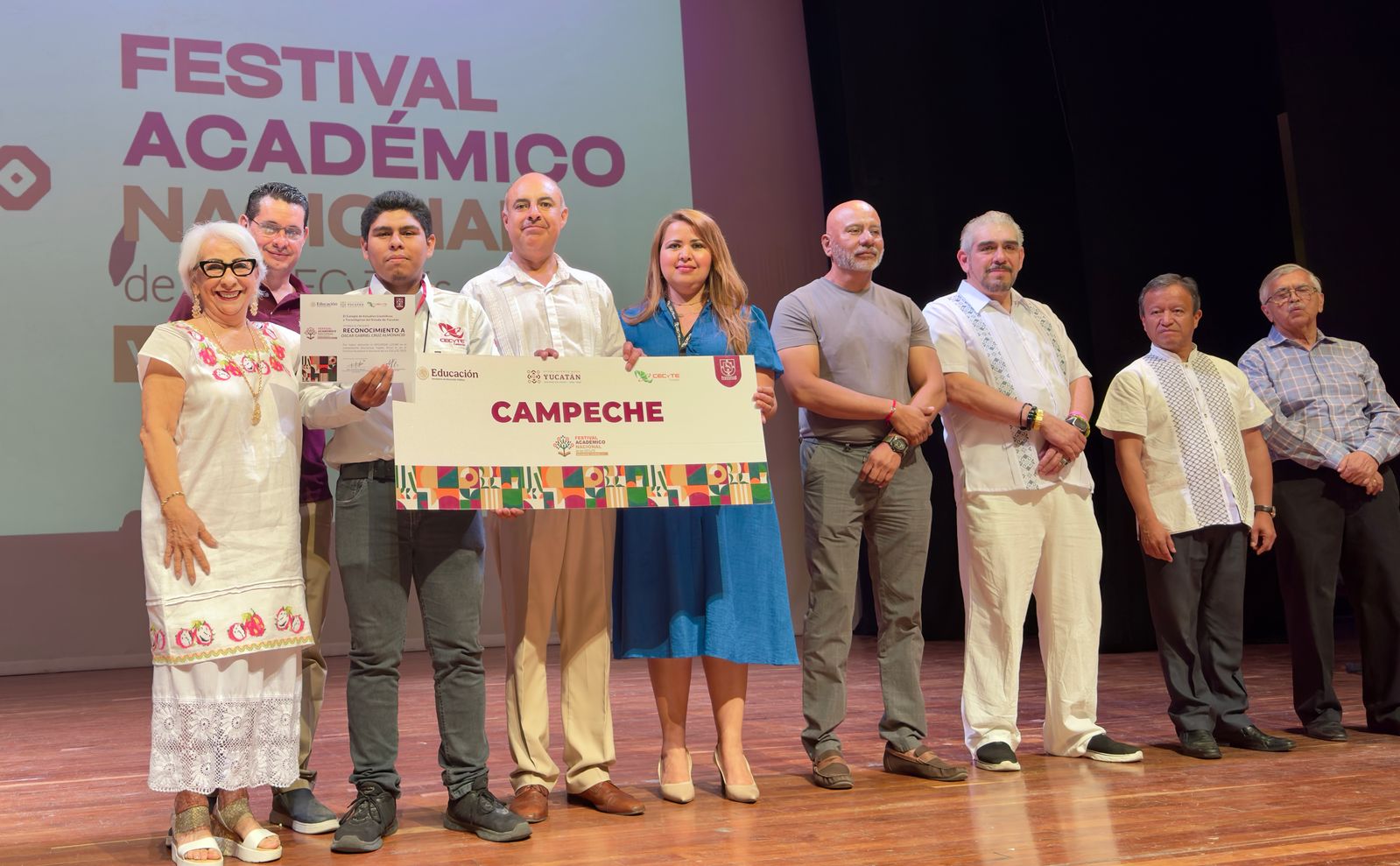 DELEGACIÓN DE CECyTEC PONE UNA VEZ MÁS NOMBRE DE CAMPECHE EN ALTO