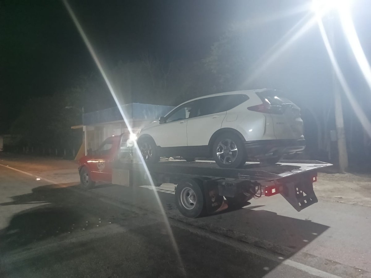 SPSC ASEGURA A DOS SUJETOS Y RECUPERA VEHÍCULO CON REPORTE DE ROBO EN LA CAPITAL DEL ESTADO