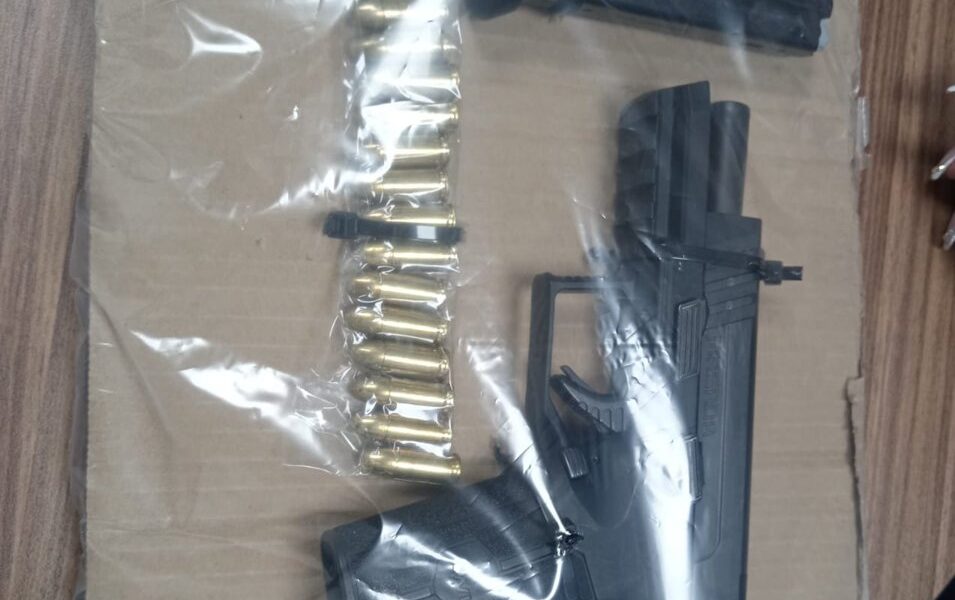 SPSC ASEGURA A TRES SUJETOS, UNO DE ELLOS EN POSESIÓN DE PRESUNTA ARMA DE FUEGO EN LA CAPITAL DEL ESTADO