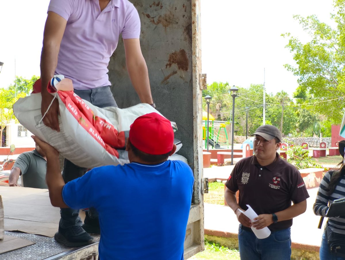ENTREGA DE SEMILLAS EN DZITBALCHÉ