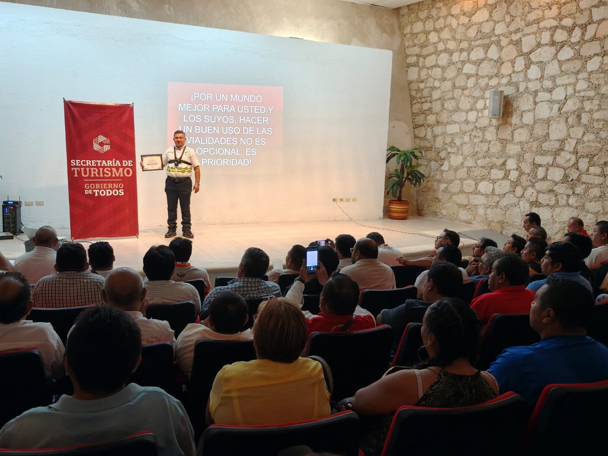 CAPACITAN A TAXISTAS EN CURSO "TRÁNSITO Y VIALIDAD"