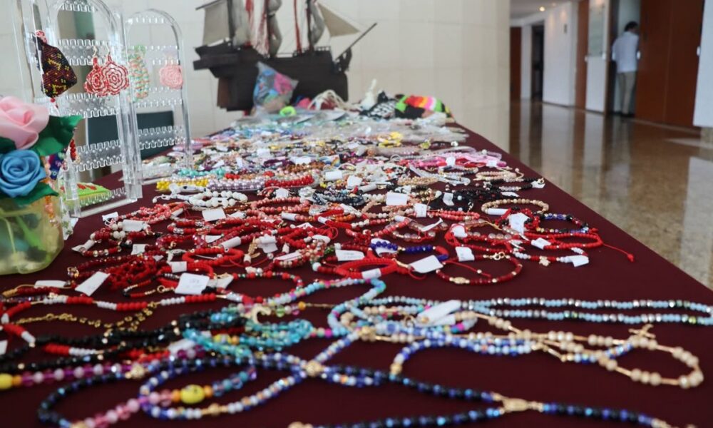 ARTESANÍAS CREADAS EN CENTROS PENITENCIARIOS DE CAMPECHE LLEGAN A LA EXPO MANOS CREATIVAS ICATCAM 2025
