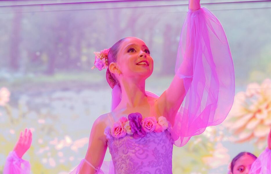 ENCABEZA LIZ HERNÁNDEZ CLAUSURA DE CURSO EN LA ESCUELA DE DANZA “ANA ROSA CÁCERES DE BAQUEIRO”