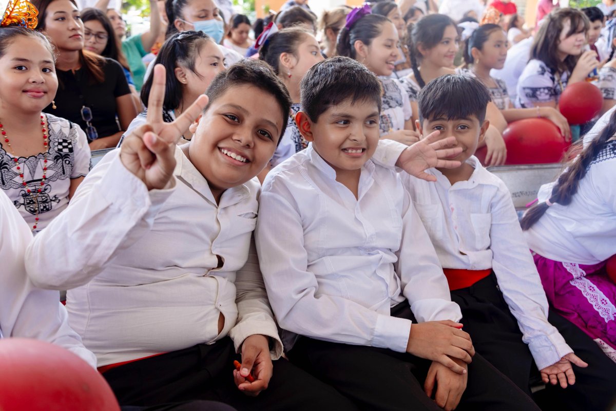 LA ESCUELA “NIÑOS HÉROES” YA CUENTA CON SU CANCHA TECHADA Y REHABILITADA; HOY LA INAUGURÓ LA GOBERNADORA LAYDA SANSORES SAN ROMÁN