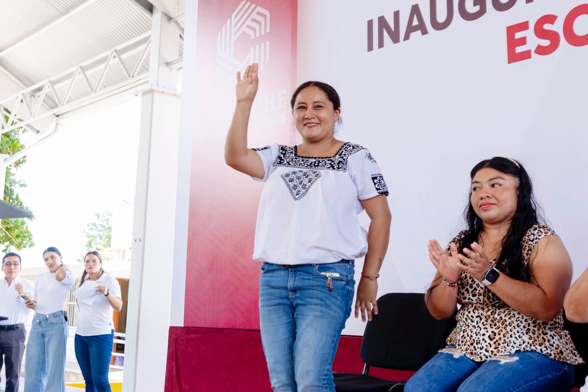 LA ESCUELA “NIÑOS HÉROES” YA CUENTA CON SU CANCHA TECHADA Y REHABILITADA; HOY LA INAUGURÓ LA GOBERNADORA LAYDA SANSORES SAN ROMÁN