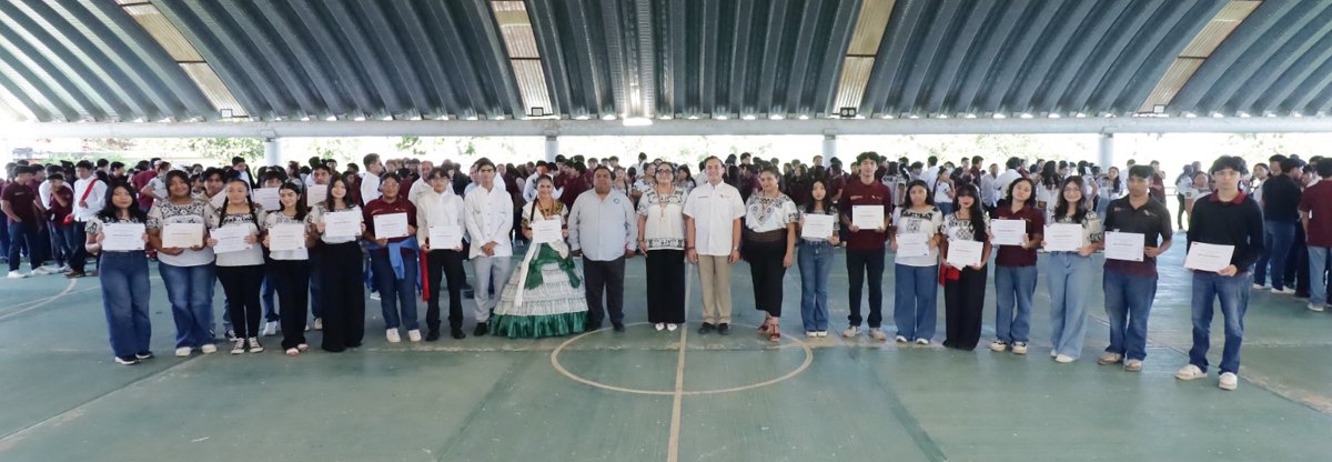 CECYTEC RECONOCE A LAS Y LOS ALUMNOS CON MEJORES PROMEDIOS DEL PLANTEL HOPELCHÉN