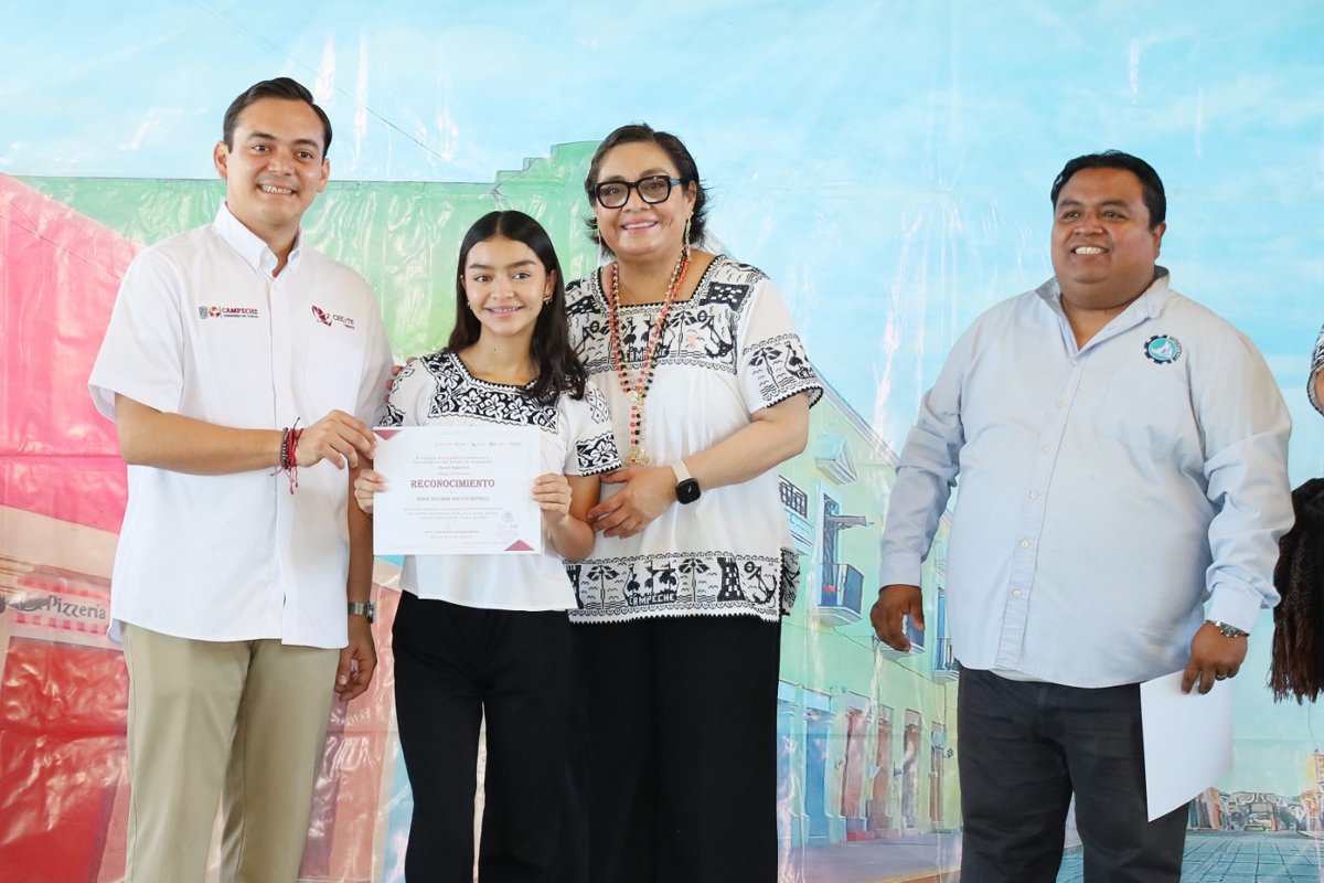 CECYTEC RECONOCE A LAS Y LOS ALUMNOS CON MEJORES PROMEDIOS DEL PLANTEL HOPELCHÉN