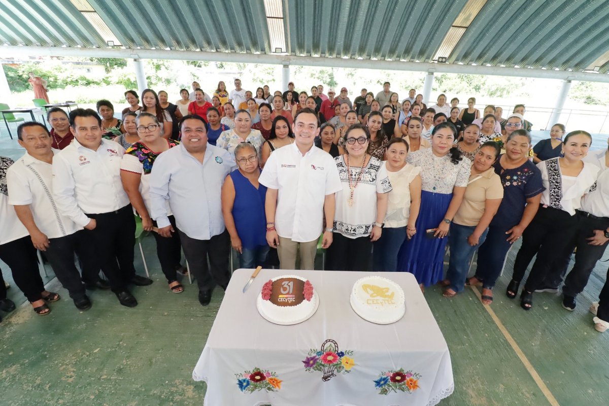 CECYTEC RECONOCE A LAS Y LOS ALUMNOS CON MEJORES PROMEDIOS DEL PLANTEL HOPELCHÉN