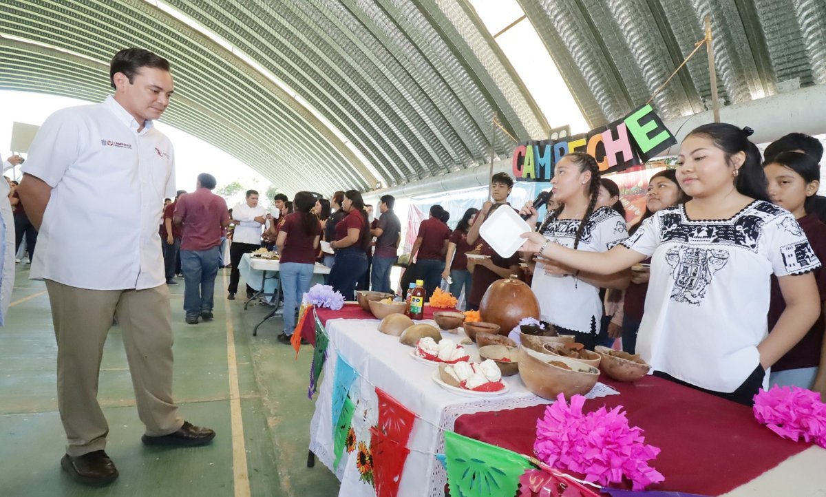 CECYTEC RECONOCE A LAS Y LOS ALUMNOS CON MEJORES PROMEDIOS DEL PLANTEL HOPELCHÉN
