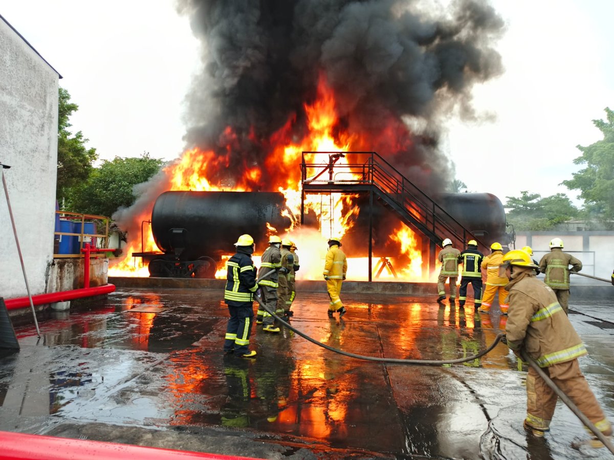 BOMBEROS PARTICIPAN EN EL CURSO "INCENDIOS INDUSTRIALES EN EXTERIORES"