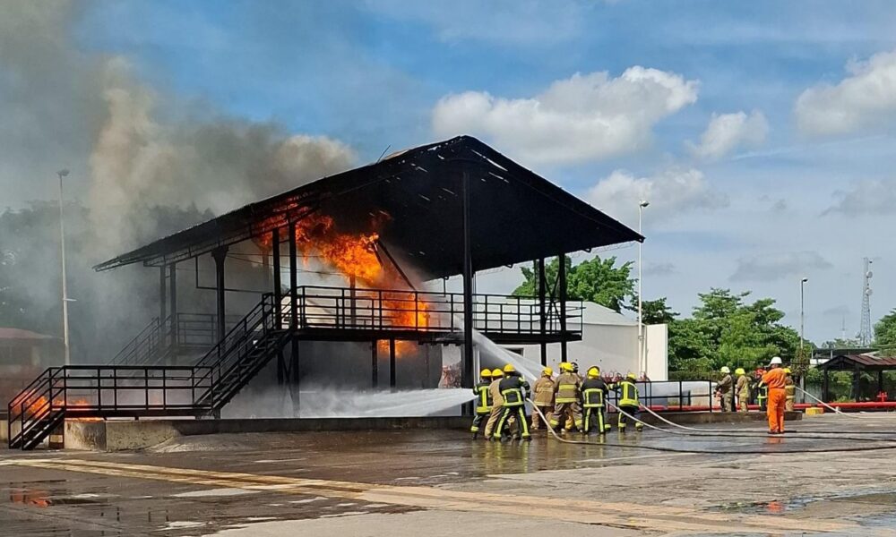 BOMBEROS PARTICIPAN EN EL CURSO "INCENDIOS INDUSTRIALES EN EXTERIORES"