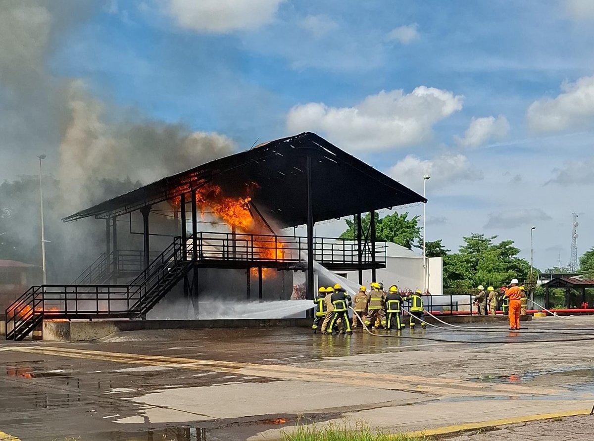 BOMBEROS PARTICIPAN EN EL CURSO "INCENDIOS INDUSTRIALES EN EXTERIORES"