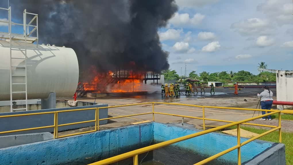 BOMBEROS PARTICIPAN EN EL CURSO "INCENDIOS INDUSTRIALES EN EXTERIORES"
